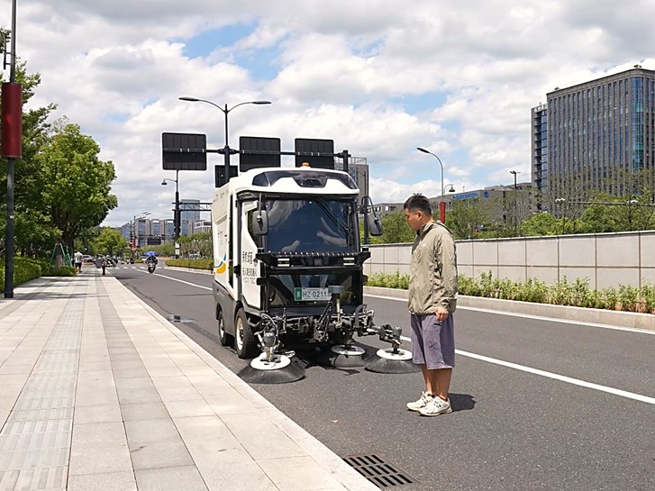 Robô de limpeza autónomo com CHCNAV CGI-230 que evita peões.