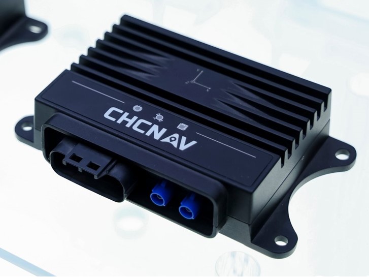 CGI-230 GNSS/INS測位システムを搭載した乗客用シャトル。