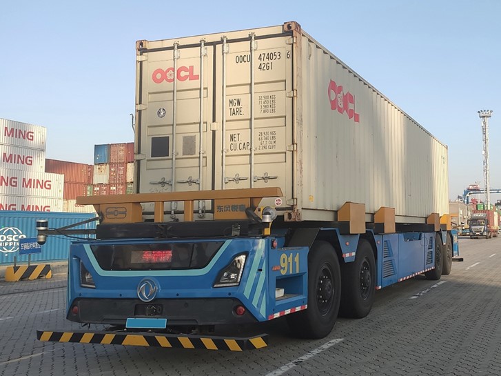 Tractor autónomo en una terminal marítima