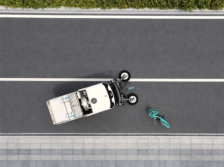 Robô de limpeza autónomo com CHCNAV CGI-230 que evita peões.